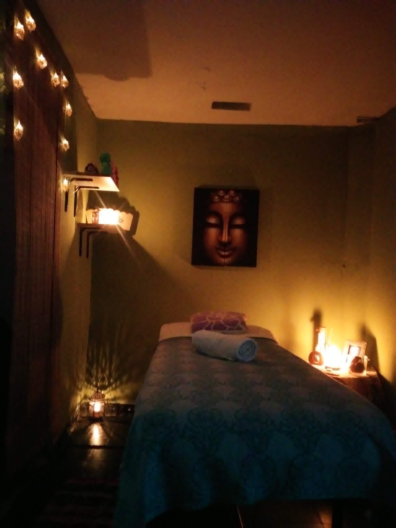 Recepción zen con madera natural y plantas